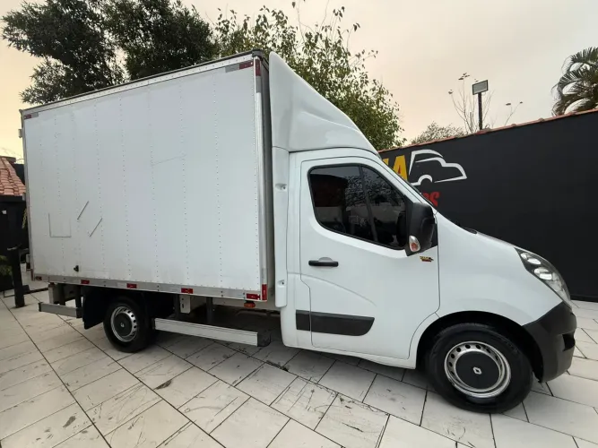 Vendo caminhão Master baú 2022