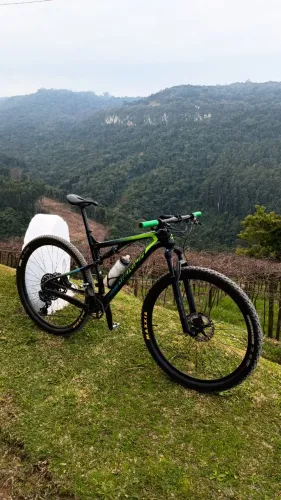 Bicicleta Full Suspension Carbono