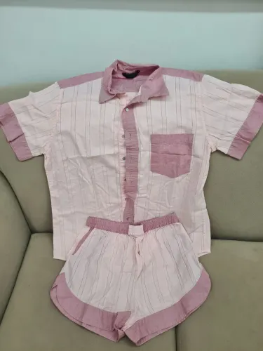 Conjunto Helo Rocha de tecido bordado rosa com botões em madrepérola