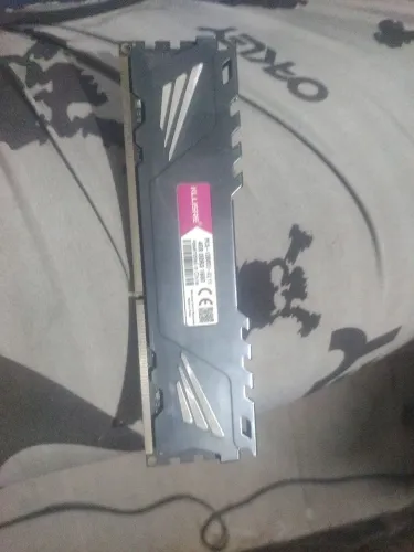 Memória DDR 3 gamer kllisre 4 gb 1600 funcionando perfeitamente testo na hora aqui no Pc