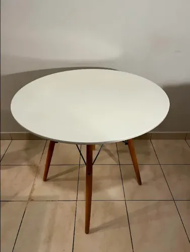 Mesa de Jantar Redonda + 04 cadeiras Eiffel