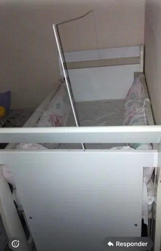 Berço com colchão e protetores