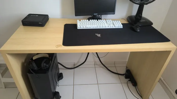 Vendo mesa em MDF  escritório Med 130x61cm