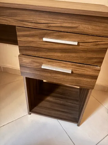 Mesa de estudos com gaveta 