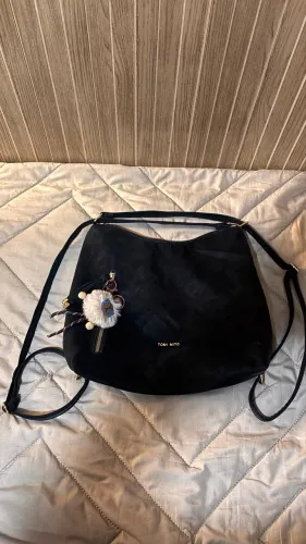 Bolsa feminina preta Tomi Mito com pingende decorativo