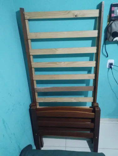 Cama de solteiro de madeira