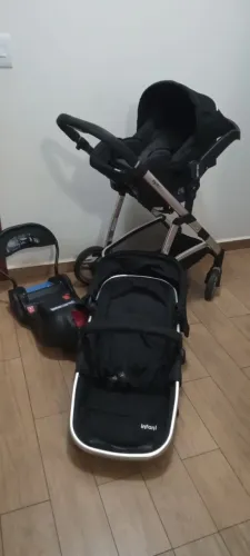 Carrinho de bebê com bebê conforto 