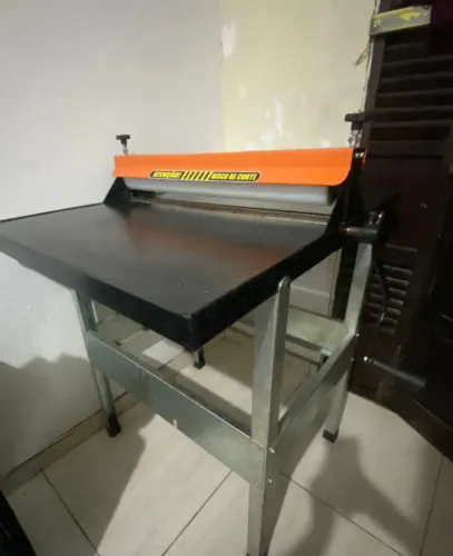 Mesa corte e vinco