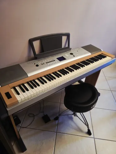 Piano digital Yamaha DGX630