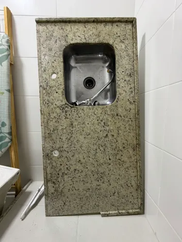 Bancada de cozinha com cuba inox e torneira