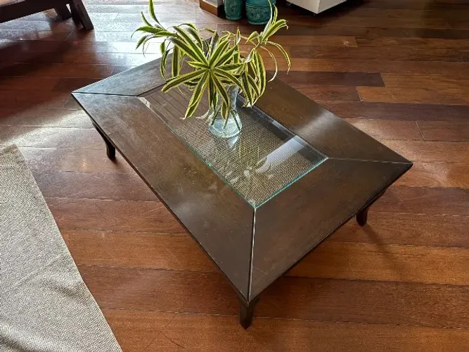 Mesa de Centro em Madeira Maciça com Detalhes Artesanais