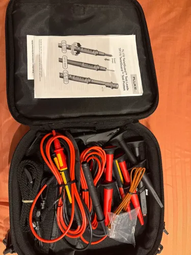 Kit de ponta de prova e cabos para multímetro da marca Fluke. 