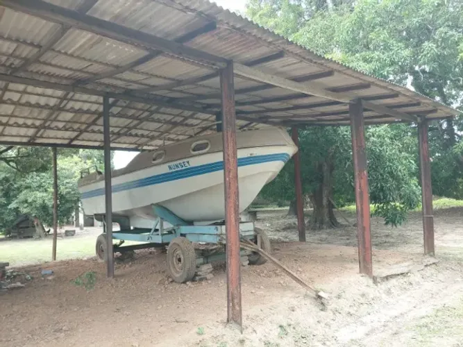 Ótima Lancha com Motor de 40 HP com reboque.