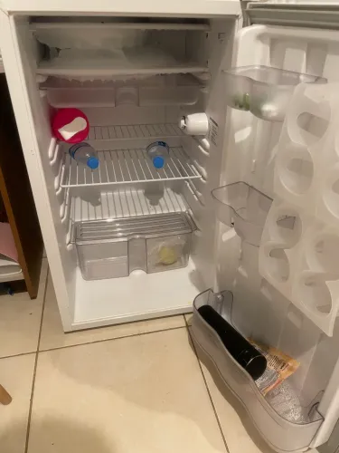 Frigobar semi novo