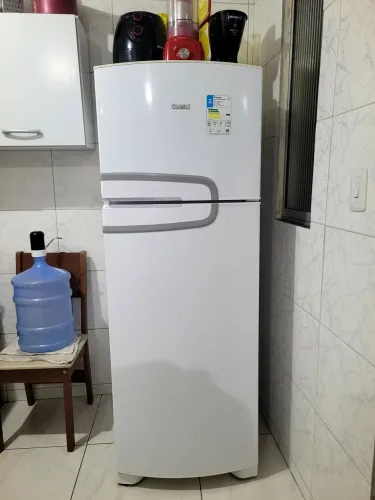 Uma geladeira frosfree em bom estado, nunca teve defeito! Apresenta alguns arranhões.