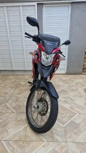 Vendo moto em excelente estado de conservação, pneus novos, único dono, revisada..