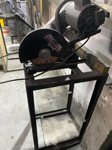 Serra policorte motomil SC100 com motor e pedestal