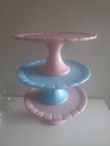 Conjunto de boleiras de cerâmica.