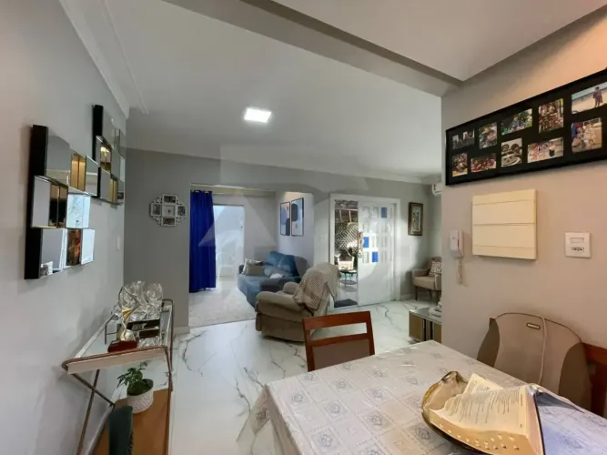 Condomínio Santa Felicidade: Casa com 3 Quartos, Suíte e 2 Salas Amplas