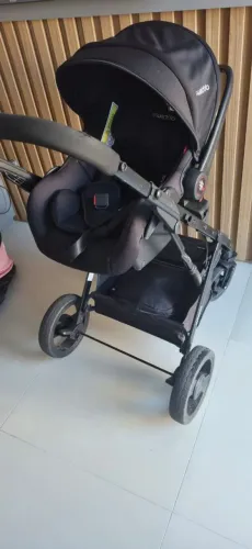 Carrinho de bebê Kiddo com bebê conforto Rosa.
