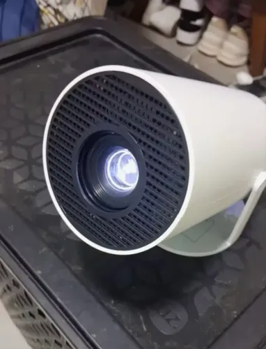 Mini projetor portátil
