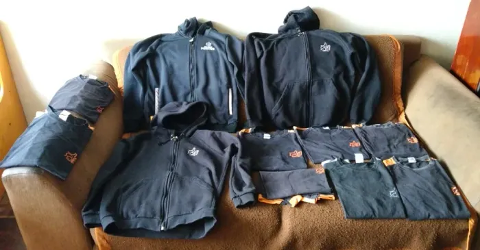 Lote Uniforme Colégio Positivo - 11 Peças (3 Jaquetas com Capuz e 8 Camisetas) - Usados