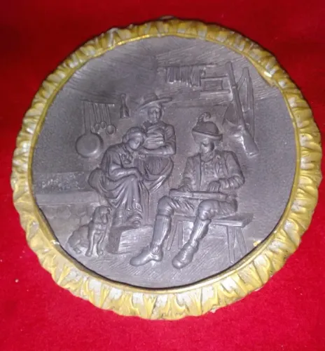 Antigo medalhão Europeu em estanho Pewter cinzelado representando interior doméstic