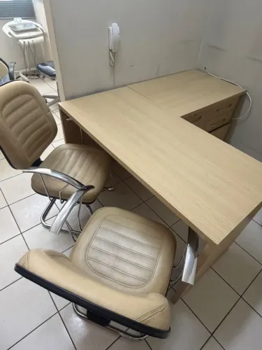 Armários, mesa em L e cadeiras para escritório completo