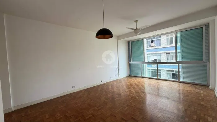 Apartamento 2 Dormitórios, Dependência Completa e Potencial para Modernização na Quadra da