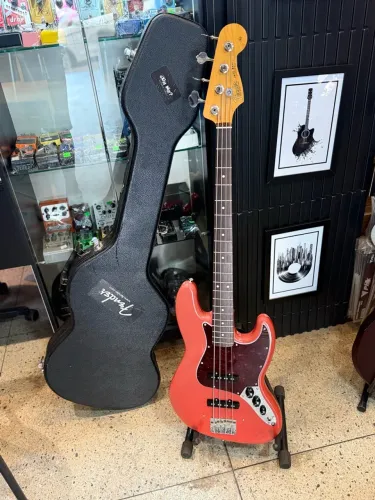 Fender Vintera II 60s Jazz Bass Fiesta Red + Case SKB + Escudo Original