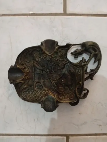 Antigo cinzeiro em bronze