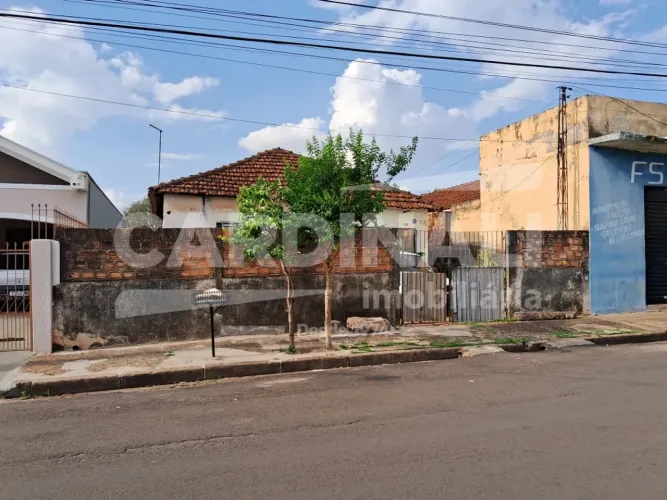 Excelente oportunidade de investimento! Casa com ótima localização, no centro de Américo B