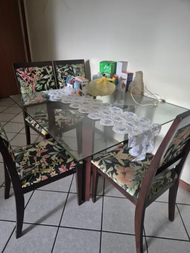 Mesa com tampa de vidro / 4 lugares