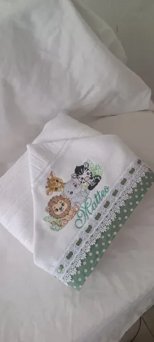 Toalha com capuz infantil bordada personalizada