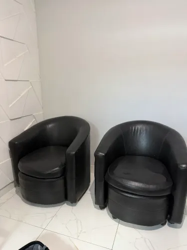 2 Poltronas de Couro + puff removível