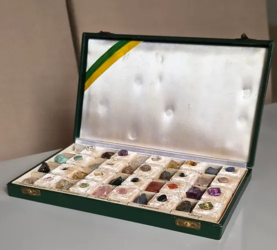 Estojo Vintage de 20 Pedras Semi Preciosas (brutas e polidas) (Usado)