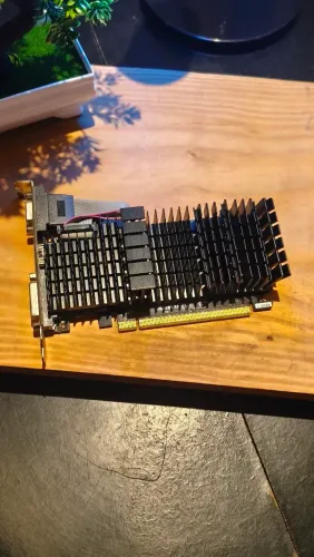 Placa de Vídeo Gigabyte GeForce GT 710 Passiva (HDMI / DVI / VGA) LEIA