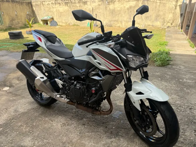 Kawasaki Z400 branca 2022