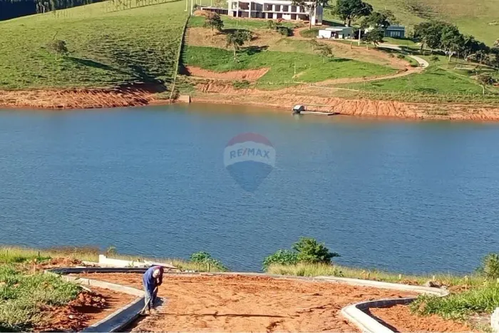 Terras de Santa Maria: Lotes de 2.000m² com Acesso à Água e Lazer Completo em Piracaia!