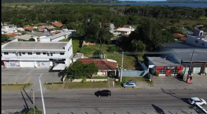 Casa para alugar em Garopaba/SC com terreno de 1.232m² para uso comercial ou residencial