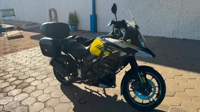 Vendo Suzuki V-Strom 1000cc moto com apenas 12.500 km rodados, com aspecto de zero.