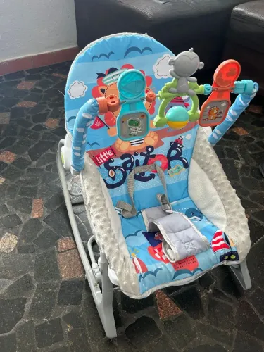 Cadeira de descanso e balanço de bebê musical