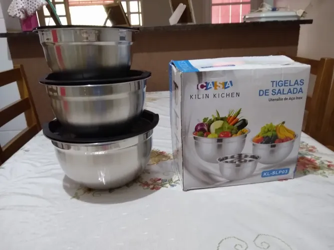 Kit de três tigelas bowls em aço inox com tampa plástica.