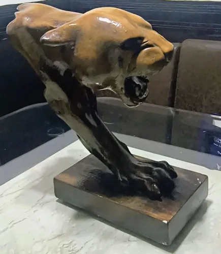 Estátua Decorativa de Onça Estilosa em Perfeito Estado