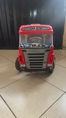 Caminhão de pedal mágic toys