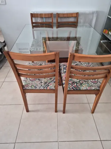 Vendo mesa com 4 cadeiras usada