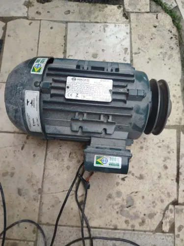 Vendo um motor trifásico de 3 CV.