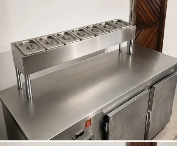 Mesa Refrigerada Industrial Inox com 8 Cubas - Excelente Estado