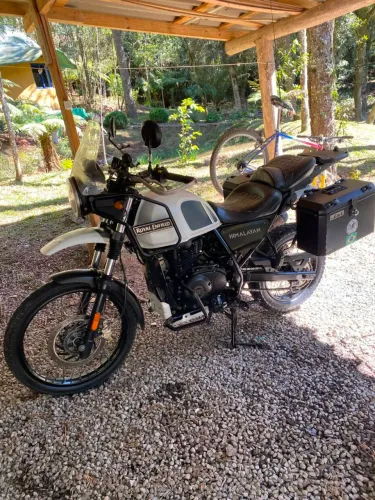 Himalayan 411 com baús metálicos