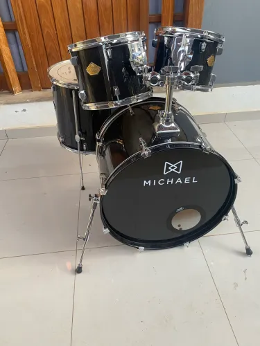 Michael Legacy. Ganha de muita batera importada.